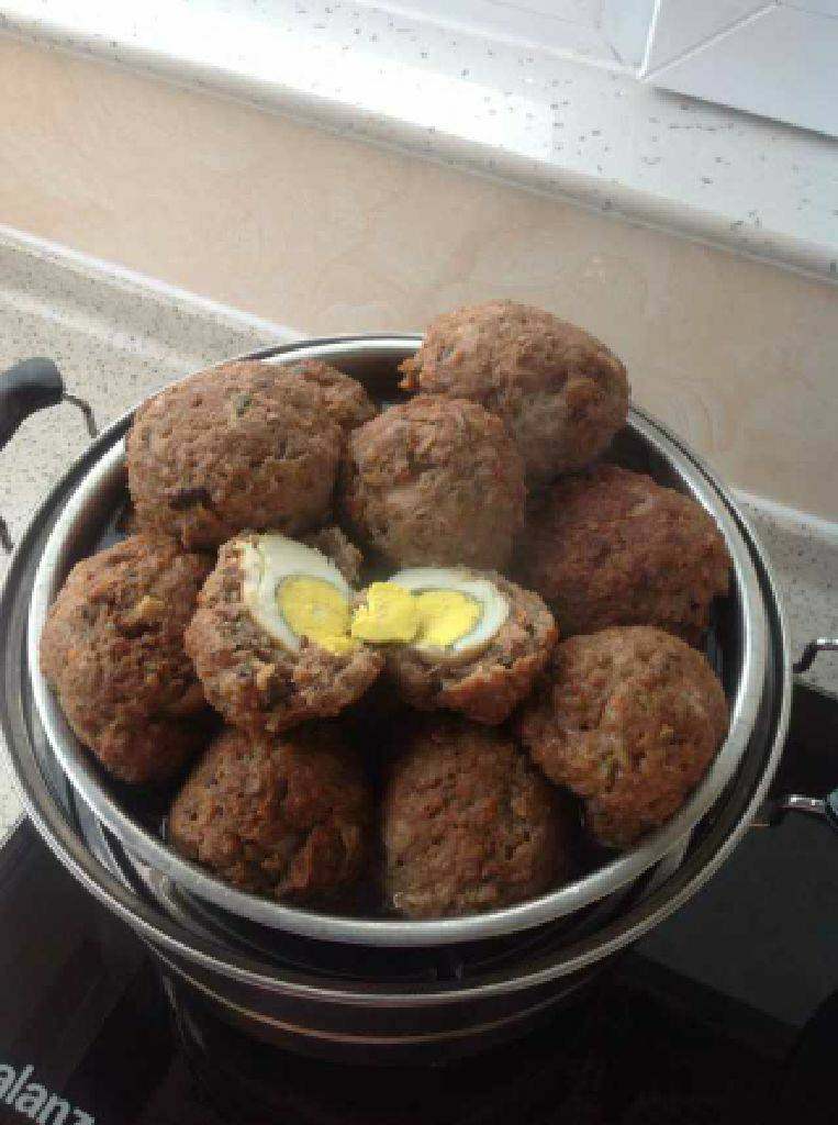 龙眼丸子,把炸好的鸡蛋表面裹一层肉馅放到蒸锅里蒸至20分钟即可，如右图