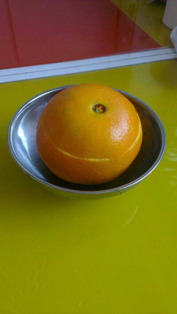 宝宝止咳(盐蒸橙子),把切开的那片橙子重新盖好，放进碗里；