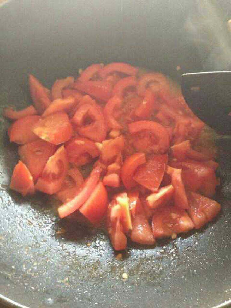番茄炒蛋,倒入西红柿翻炒