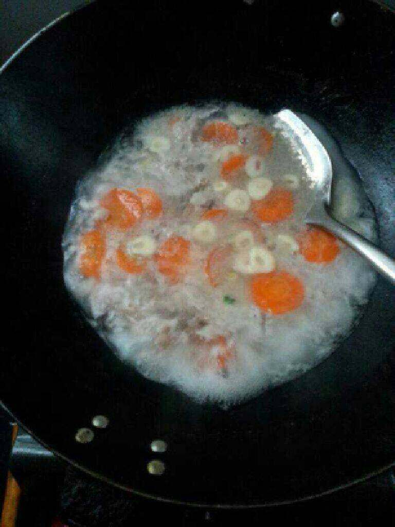 宝宝铺食～胡萝卜七色汤,放入姜和蒜丁煮开-.放点盐