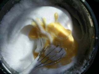 电饭锅蛋糕,先取3/1蛋黄糊加入蛋白奶油慢慢搅拌