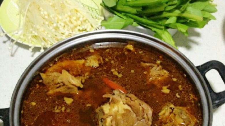 自制【香辣羊蝎子火锅】,炖好的羯子放入涮锅，洗几盘爱 吃的青菜煮在里面就可以吃了。
