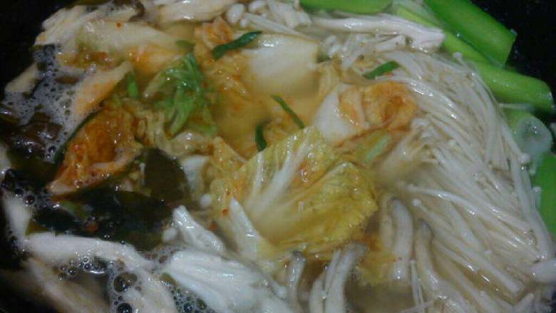 【韩式部队火锅】,海带烧开后，放入辣白菜和两种蘑菇，早点放蘑菇好进味。