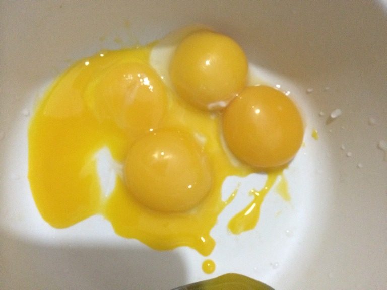 纸杯戚风,把鸡蛋打散，分离蛋清蛋黄