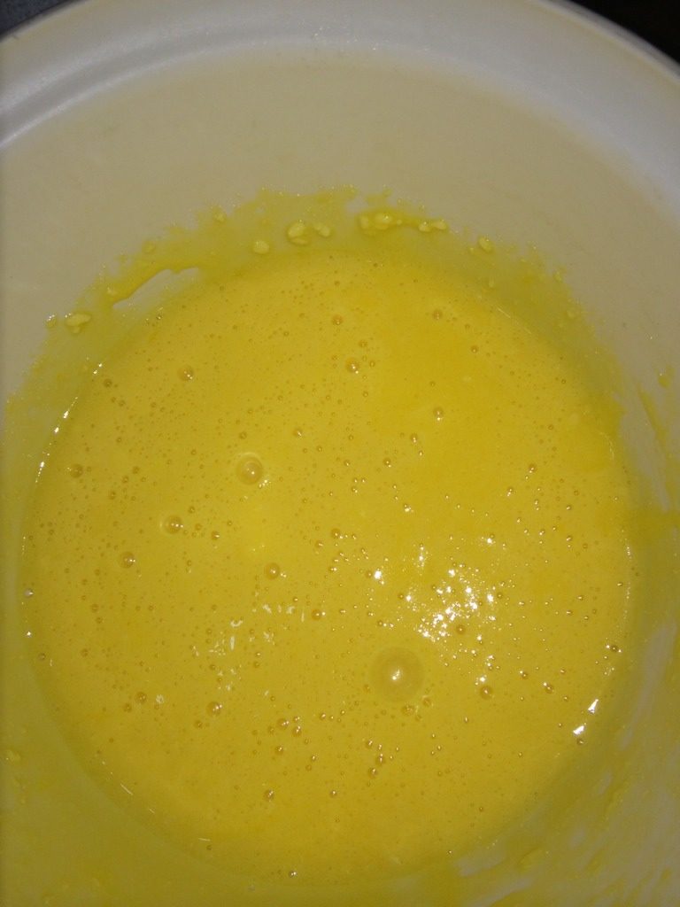 纸杯戚风,蛋黄中加入油和奶，搅匀，筛入面粉，再搅匀