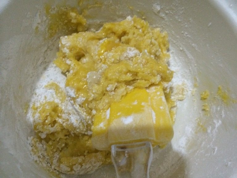 纸杯戚风,取1/3蛋白，倒入蛋黄盆中，切拌均匀。再把面糊全部倒入蛋清盆中，切拌均匀