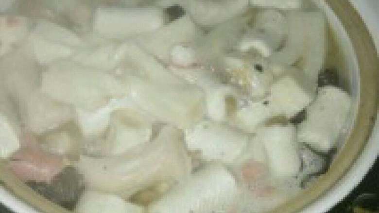 自制【清汤火锅】,最后在将鱼丸放入锅里，小火煮 着吃。放入适当的盐和其它食物。