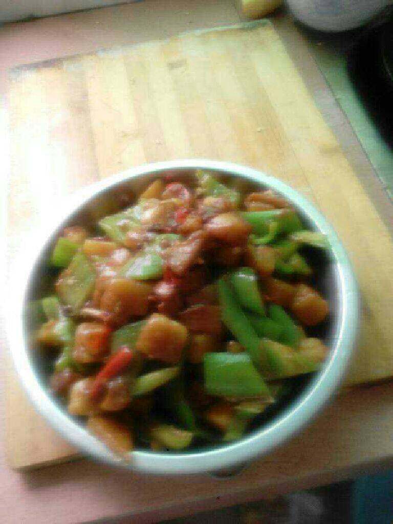 土豆青椒红烧肉,即可出锅。