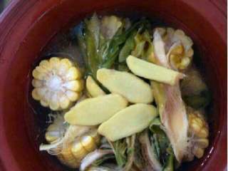 排骨玉米汤,放霸王花和两片姜，再加满水，