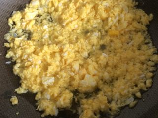 韭菜鸡蛋蒸饺,如图油锅烧五成热打入鸡蛋液，迅速搅拌，炒至八成熟关火