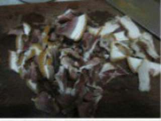 自制【腊肉炖土豆火锅】,腊肉肥瘦切片，分开备用。