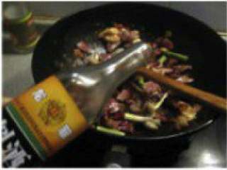 自制【腊肉炖土豆火锅】,加入料酒和生抽，再放入两勺蒜 蓉辣酱。