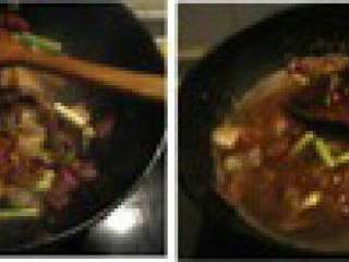 自制【腊肉炖土豆火锅】,加入适量的清水煮开。