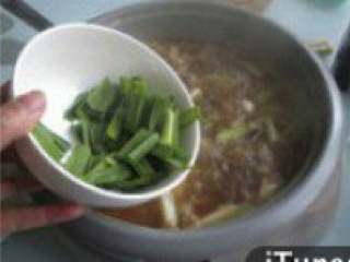 自制【腊肉炖土豆火锅】,煮五分钟左右倒入蒜苗即可。