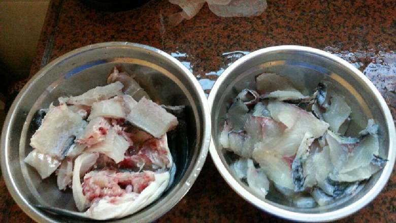 水煮活魚,再將魚肉切片，魚骨魚刺部分切段，如圖