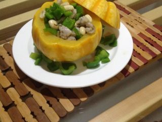 碧绿南瓜盅,把炒好的粒粒放进小南瓜内，外加青辣椒粒粒做点缀。