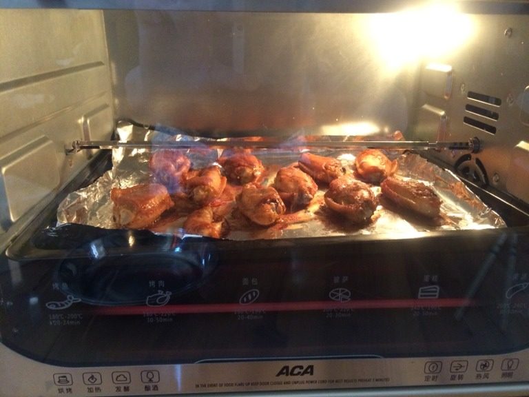 新奥尔良烤鸡翅,放入烤箱，温度上下火调到200°烤20分钟。