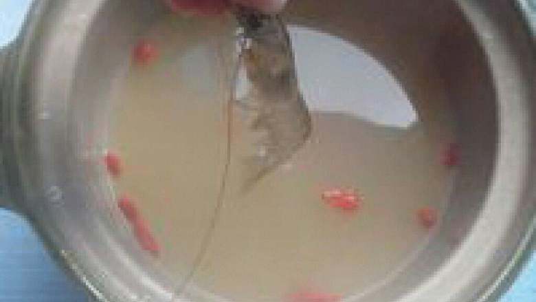 自制【小海鲜火锅】,汤烧开后放入虾。