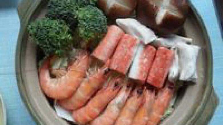 自制【小海鲜火锅】,放入其他海鲜，蔬菜涮熟即可。
