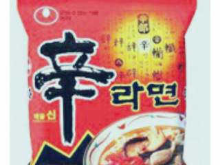 自制芝士年糕火锅,最后放上泡面和马苏里拉芝士 还是韩国进口的。
