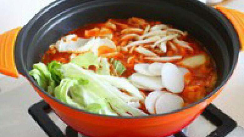 自制【韩国辣白菜火锅】,按照菜品易熟顺序下菜，一般是 肉/丸子--菌菇--豆制品--青菜。