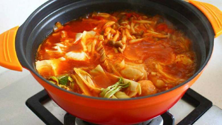 自制【韩国辣白菜火锅】,煮熟之后，就开小火慢慢煮着就可以开吃。