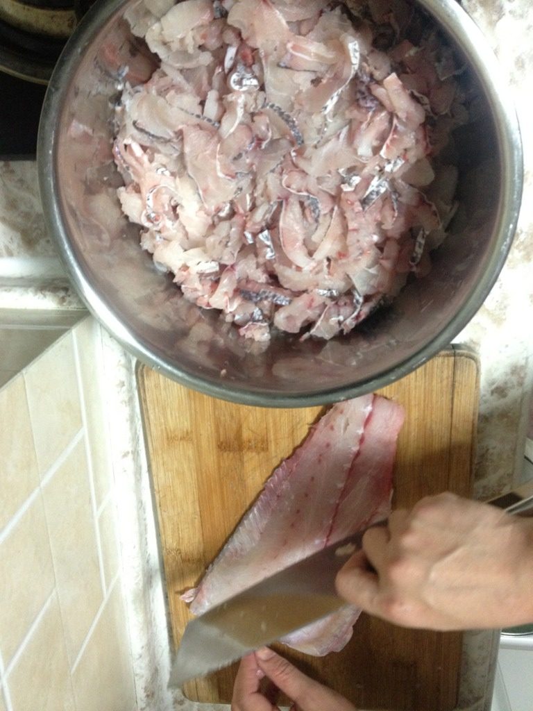 温州鱼饼,如图，切下的鱼肉，去骨，切薄片