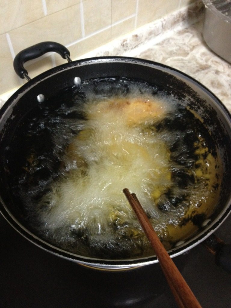 温州鱼饼,如图，下油锅，翻个面，泛黄即可出锅