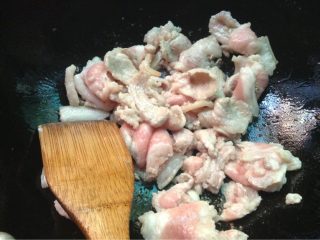 白辣椒炒肉,如图起油锅将肉放入爆炒
