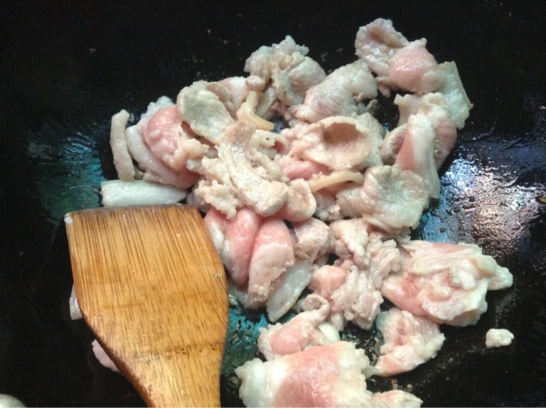白辣椒炒肉,如图起油锅将肉放入爆炒