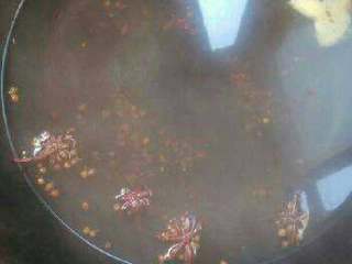 泡菜,锅烧水放花椒，八角，老姜，醋，糖，盐煮开