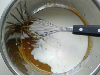 红糖枣糕的家常做法,6. 放95克牛奶。（不要一次放完，根据干湿度适量调整牛奶用量）