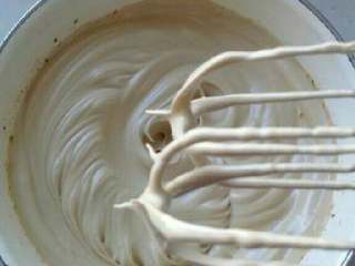 红糖枣糕的家常做法,8. 蛋清加3滴白醋，分三次加入红糖，打成硬性发泡状态。提起打蛋头呈坚挺的小尖角。