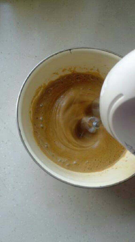 红糖枣糕的家常做法,10. 用打蛋器快速将牛奶蛋黄低粉混合液搅拌一下。时间不能长哦，3秒左右即可，时间长了容易产生面筋。