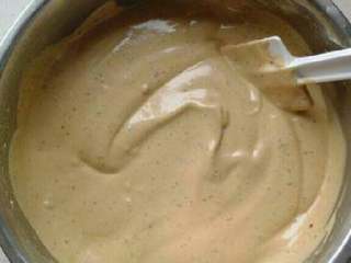 红糖枣糕的家常做法,11. 用橡皮刮刀分2次将牛奶蛋黄低粉混合液和打发的蛋白混合均匀。（蛋白打发到位，基本不会消泡呢）