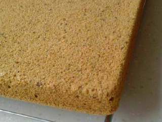 红糖枣糕的家常做法,14. 出炉后震几下烤盘，倒扣放凉。