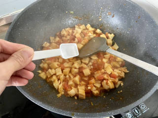 番茄藕丁,开盖，尝下咸淡，根据个人口味补充少许食盐翻炒均匀