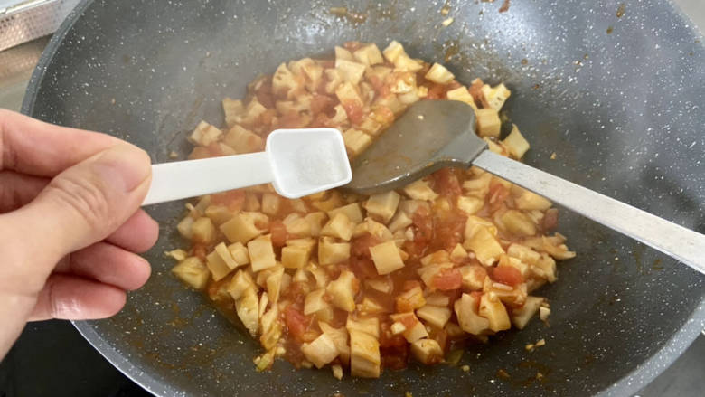 番茄藕丁,开盖，尝下咸淡，根据个人口味补充少许食盐翻炒均匀