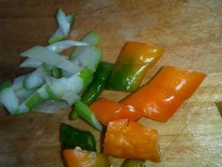 素炒青萝卜,切好葱和辣椒备用