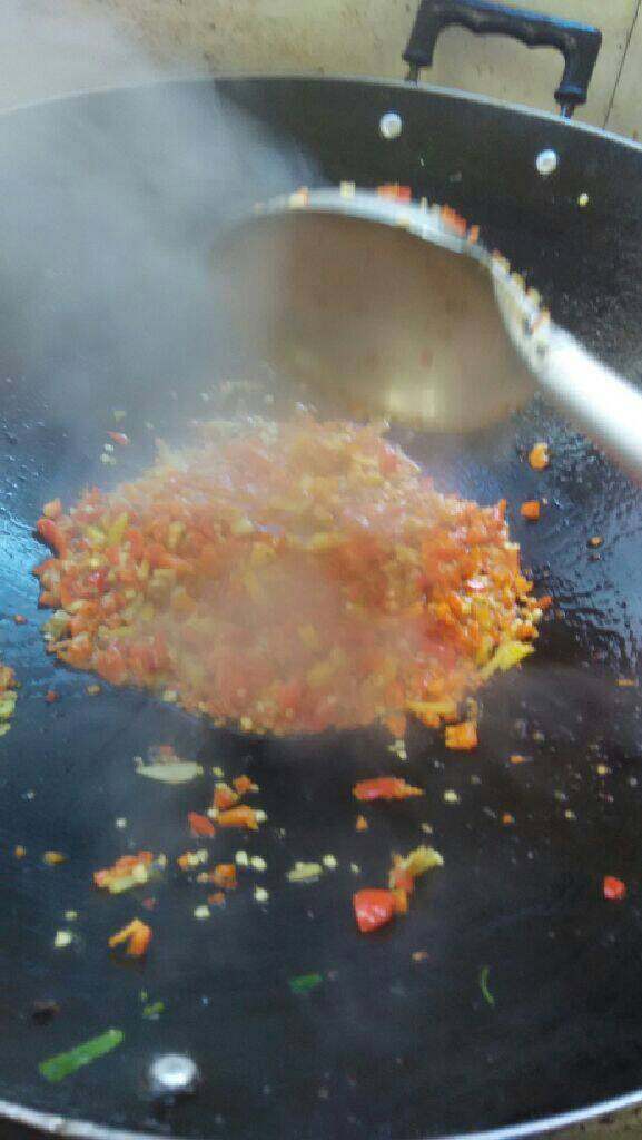 红烧鸡爪,锅中热油，放入姜丝，辣椒煸出香味，然后放入大蒜