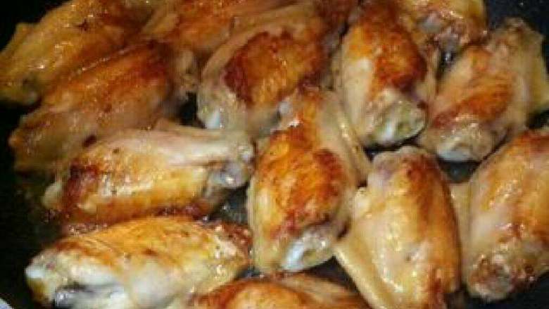 无人能抵抗得了鸡翅的诱惑！盐焗鸡翅美味做法,出锅即可食用。

