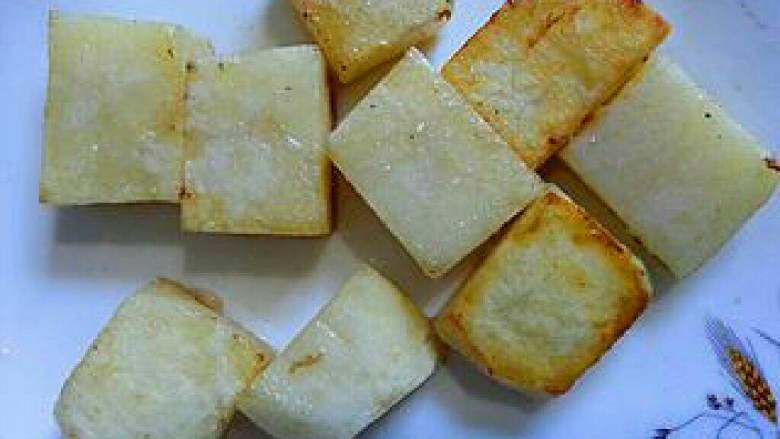 豆腐土豆烧肉的做法,豆腐土豆烧肉的家常做法,豆腐慢火炸成金黄色即可。