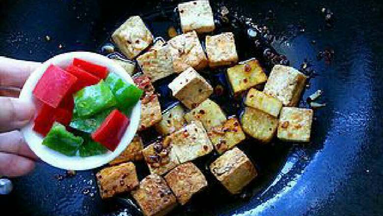 豆腐土豆烧肉的做法,豆腐土豆烧肉的家常做法,将一勺<a style='color:red;display:inline-block;' href='/shicai/ 3729'>白糖</a>放进淀粉和土豆中。