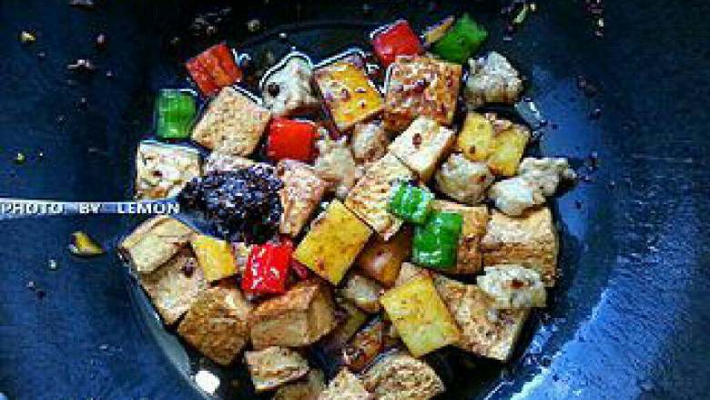 豆腐土豆烧肉的做法,豆腐土豆烧肉的家常做法, 切好的朝天椒烹入主料中。