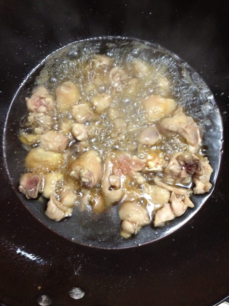 辣子鸡丁,如图将腌制好的鸡肉过油