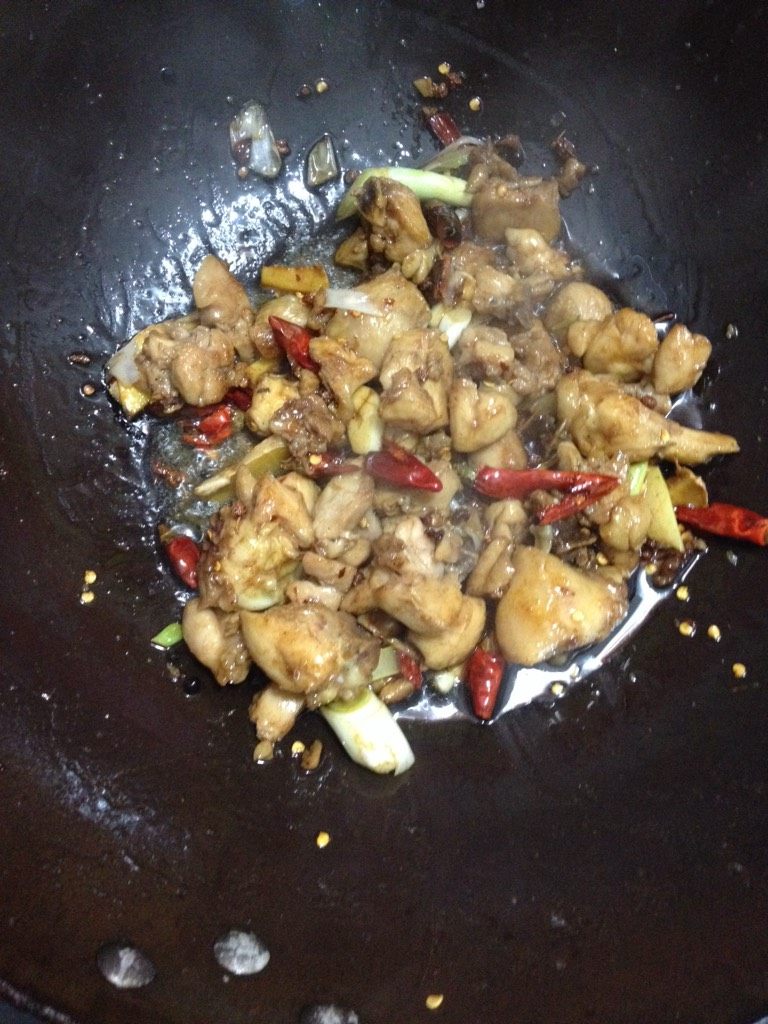 辣子鸡丁,如图锅里放入少许油，把以上辅料放入锅中，炒出香味，放入鸡肉，放入上色酱油，少许盐，即可