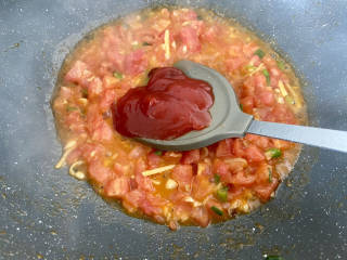 茄汁黄鱼➕茄汁小黄鱼,加入两汤匙番茄酱，翻炒均匀