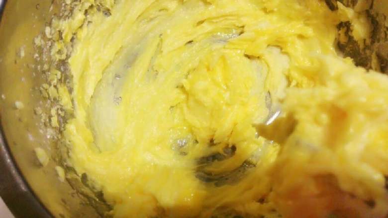 旺仔小馒头,加入一个蛋黄，搅打均匀。