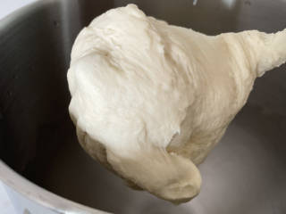 红糖面包,搅成光滑的面团在加入黄油再搅至成薄膜状