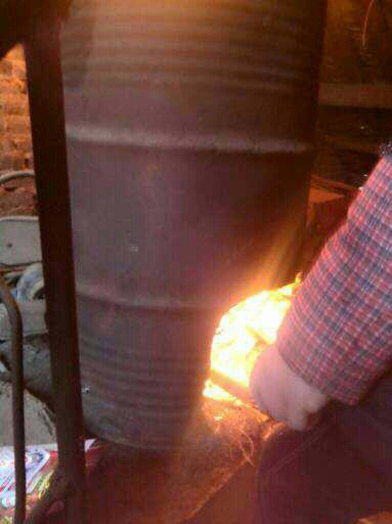 【自制贵州香肠】,用铁桶熏。烧火